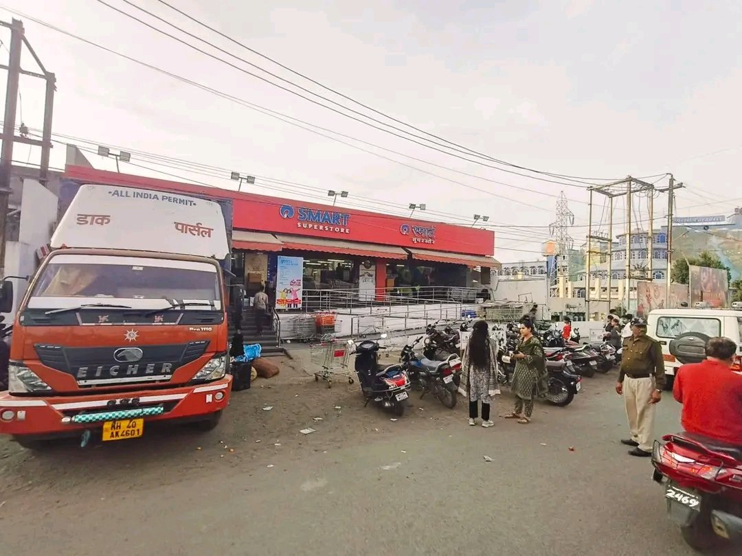मकरोनिया में रिलायंस स्मार्ट सुपर स्टोर सील, पार्किंग सुविधा न होने पर हुई कार्रवाई